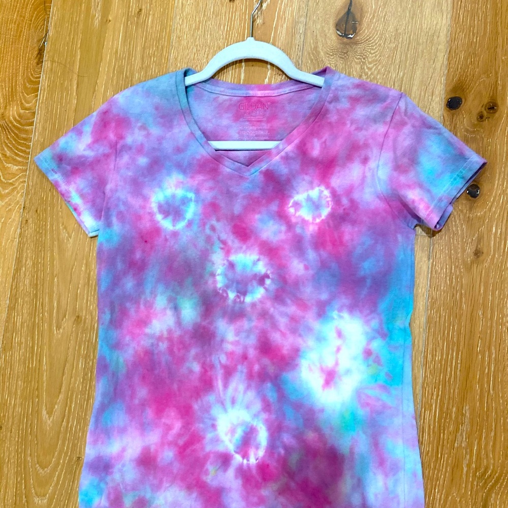 Tie-dye V-neck t-shirt